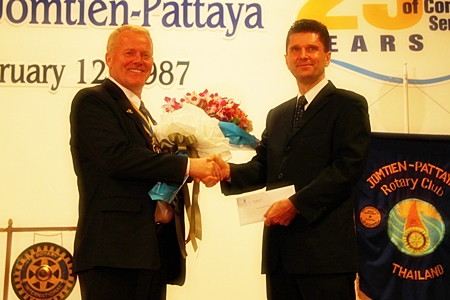 GM Joachim Grill (right) presents a bouquet on behalf of the Royal Cliff Hotels Group to President Gudmund.