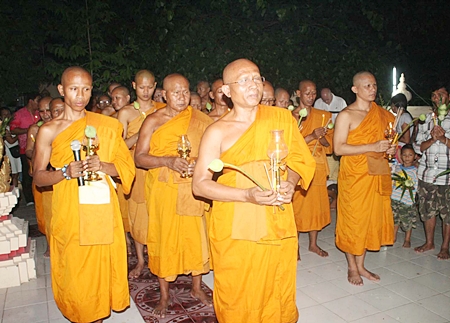 Senior monks lead the Wien Thien ceremony at Wat Dhamsamakhee during Makha Bucha (Buddhist All Saints) Day, March 7.  Thousands upon thousands of faithful visited their local temples to make merit, offer tak bat and perform the Wien Thien ceremony. 