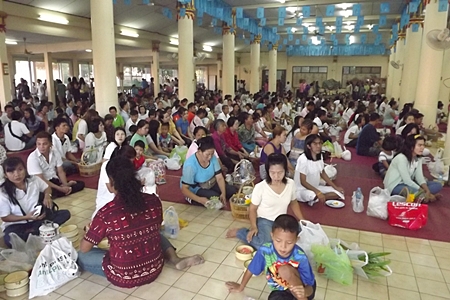 Hundreds of faithful gather at Wat Dhamsamakhee, South Pattaya at the beginning of the day.
