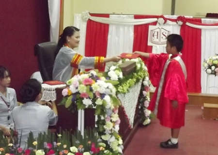 Paveena Modrakhee awards the final certificate to Santi Charoensiri, 7, from Aksorn Naklua School
