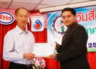 Chonburi Governor Khomsan Ekachai (left) presents the “Most Outstanding Mass Media of the Year” award to Pattaya Mail director of operations, Kamolthep ‘Prince’ Malhotra.
