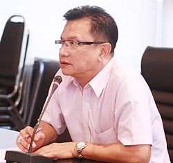 Deputy Mayor Wutisak Rermkitkarn listens intently as social workers explain the project.