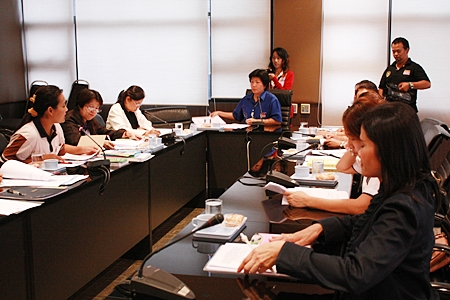 Social Welfare Department Director Pannee Limcharoen (center) presides over the meeting. 