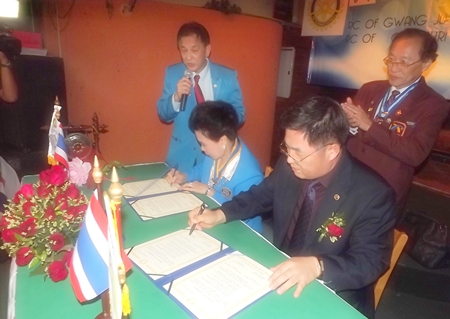 Naree Jintakanon (left) and Lee Young Man (right) sign a sister club agreement.