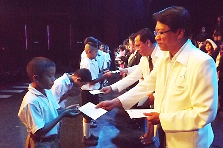 Pattaya Fah Mai awards scholarships to students from 21 schools in Pattaya.