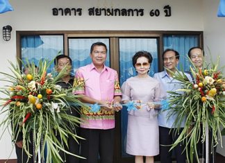 Denchai Sornchai (left) and Pornthiwa Pornprapha cut the ribbon to officially open the new facility.
