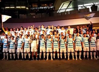 The Pattaya United playing squad pose for a team photo at Central Beach Pattaya shopping mall, Sunday, March 4.