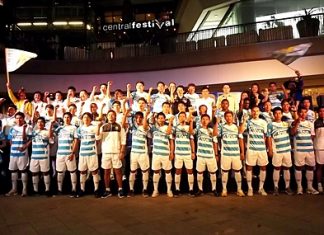 The Pattaya United playing squad pose for a team photo at Central Beach Pattaya shopping mall, Sunday, March 4.