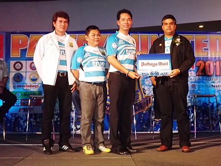 Suwanthep Malhotra (right) Vice MD of media sponsors the Pattaya Mail Publishing Co. Ltd., presents a gesture of support for the team to Mayor Itthiphol, Club Manager Sombut Pinyasiri, and Team Coach ‘Nui’ Chalermyuth Sangapol.