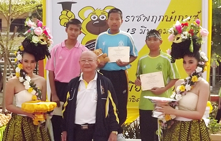 Deputy mayor Wattana Janthaworanan presents medals and certificates to young athletes at the Pattaya School No. 11 Sports Day.