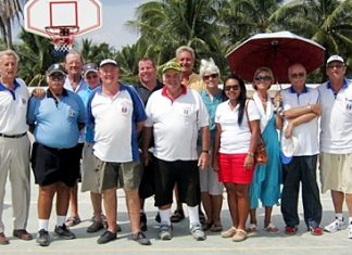 The Café Kronborg crew represent the generous golfers at the opening event.