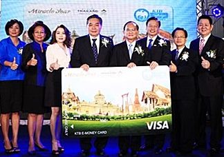 Representatives from the TAT and Krungthai Bank, as well as the director of the Association of Thai Travel Agents (ATTA) and other partner organizations pose for posterity at the MOU signing ceremony.