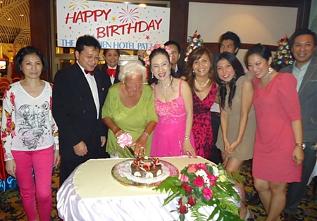 Achana Snitwongse Na Ayudhaya, MD of the Montien Hotel, Pattaya hosted a birthday party for Mary Knight recently. Mary is a regular guest who makes the Montien her home during her bi-annual visits to Pattaya.