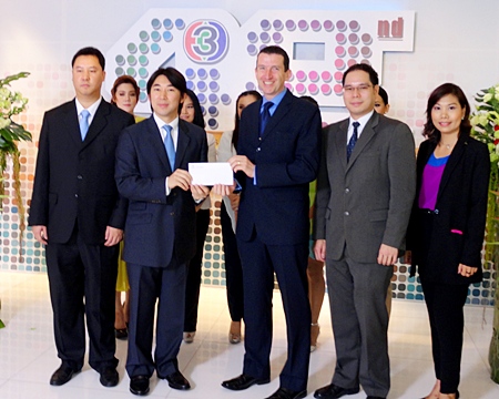 On the occasion of the 42nd anniversary of Thai TV Channel 3, Michael Delargy (centre), GM of Sheraton Pattaya Resort and the hotel management team donated funds towards the purchase of computers for 42 schools in remote areas of Thailand. The generous donation was received by Worawan Maleenont (2nd left), Vice President of Thai TV Channel 3.
