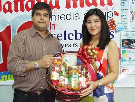 Yada Vongtongkum (right), PR and Marketing Communication Manager, representing Royal Garden Plaza presents Tony Malhotra, Asst. MD of Pattaya Mail, with a gift basket on the auspicious occasion of the traditional Thai New Year, also known as Songkran.