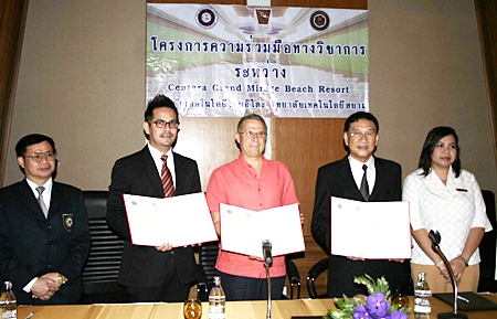 Siam Technology College, Thai-ITOH College and Centara Grand Mirage Beach Resort Pattaya recently signed an MOU to assist each other to increase levels of education for Hotel and Tourism majors to international standards.  Holding the MOU are (L to R) Chitsanupon Sirichotinisakorn, Siam Technology College’s dean of Hotel and Tourism; Andre Brulhart, general manager of Centara Grand Mirage Beach Resort Pattaya; and Sunan Prasertsom, licensee of Thai-ITOH College. For more information, contact 038-416030-1, 0863053131 or www.thai-itoh.ac.th 