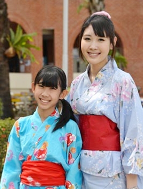 Students in gorgeous Japanese dress.