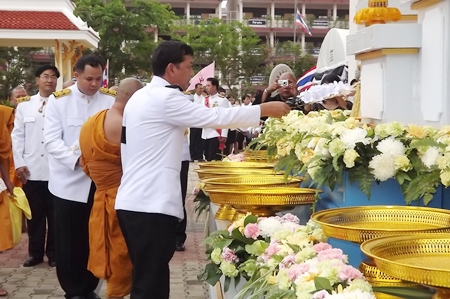 Banglamung District Chief Chaowalit Saeng-Uthai and local monks present sandalwood flowers at the base of an image of the late HRH Bejaratana Rajasuda.
