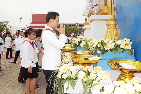 Mayor Itthiphol Kunplome leads local officials in saying a final goodbye to HRH Bejaratana Rajasuda.