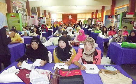 Nannies from the Wat Chaiyamongkol Children Development Center, and the Young Children Development Center of Darul Ibadah Mosque, along with relevant officials attend the “creative learning” seminar. 