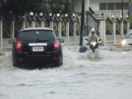 Once again, floods waters run deep in Sukhumvit Soi 35 near Wat Nong Yai. 
