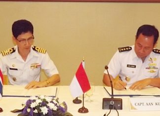 Capt. Nikit Tirakayot (left) and Capt. Aan Kurnia (right) sign an agreement to launch four months of joint naval exercises.