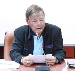 Consultant Pisai Na Ayuthaya leads the seminar about the Bangkok Noi Office study.