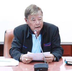 Consultant Pisai Na Ayuthaya leads the seminar about the Bangkok Noi Office study. 