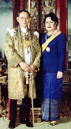 His Majesty King Bhumibol Adulyadej the Great and Her Majesty Queen Sirikit celebrate Their 62nd wedding anniversary on Saturday, April 28. (Photo courtesy of the Bureau of the Royal Household)
