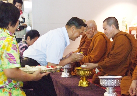 Gen Kanit Permsub and Khunying Busyarat receive blessings from the revered monks.