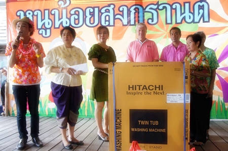 Floating Market management donates a washing machine to the Banglamung Home for the Elderly. 