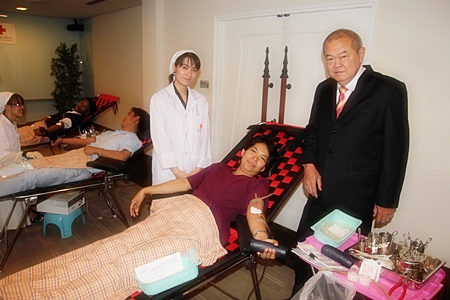 Dusit Thani Pattaya Director of Administration Waran Chalermrithichai encourages employees to donate blood. 