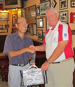 Mashi Kaneta (left) receives the ‘golfer of the month’ award from Dick Warberg.
