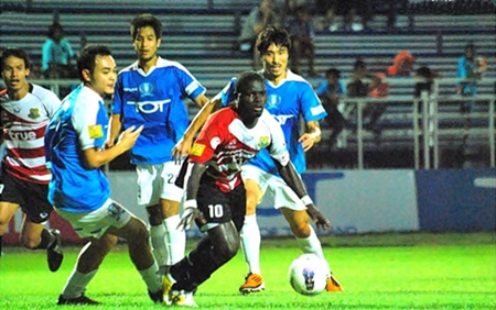 Pattaya United’s O. J. Obatola slips away from the TOT defence during the second half of their Thai Premier League fixture in Bangkok, Sunday, April 22. (Photo/Ariyawat Nuamsawat – Pattaya United) 