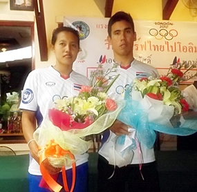 Napalai Tharsai, left, and Aek Boonsawat pose for photos at the press conference held April 4 in Jomtien. 