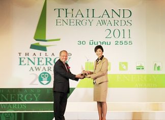 Chatchawal Supachayanont accepts the award for ‘Best Energy Management and Conservation” from Thailand’s Prime Minister Yingluck Shinawatra.