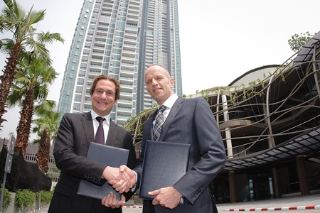 Hubert Viriot, left, Raimon Land Chief Executive Officer, and Tjeert Kwant, Chief Executive Officer of ECC, ink the management agreement for VUE, Thonburi’s first boutique fusion mall. 