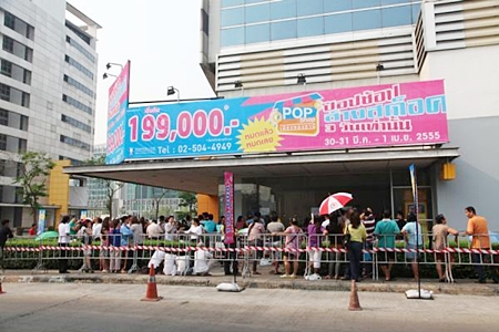 Potential investors queue up to buy the 214 shops put on sale by Bangkok Land in Muang Thong Thani. 