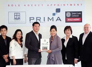 Itthi Chavalittamrong (3rd left), CEO of Petch Pattaya Development Co., Ltd, holds up the contract of appointment of Jones Lang LaSalle as the sole sales agent for Prima Wongamat with Suphin Mechuchep (3 right), Managing Director of Jones Lang LaSalle.
