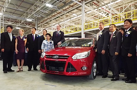 U.S. Ambassador Kristie Kenney (2nd left), Ford ASEAN President Peter Fleet (6th left), Ford Asia Pacific and Africa President Joe Hinrichs (3rd right), Industry Minister Pongsvas Syasti (2nd right) and honored guests admire the new Ford Focus. 