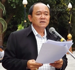 Nongprue Deputy Mayor Anak Patanangam, representing the Ryser family, reads the obituary. 