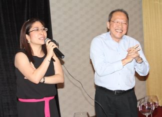 Chatchawal Supachayanont (right), GM of the Dusit Thani Pattaya and leader of the GM Gang seems thrilled as Jan Jeerapat (left), MD of Hotel J, thanks her guests for their participation in the J Cineplex event.