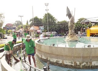A clean up crew from Pattaya Public Works gives the Dolphin Roundabout a good scrubbing, healing a long-standing eyesore.
