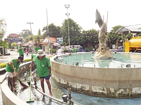 A clean up crew from Pattaya Public Works gives the Dolphin Roundabout a good scrubbing, healing a long-standing eyesore. 