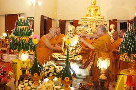 Monks pay homage to Luang Por Ee, the abbot of Sattahip Temple until 1946.