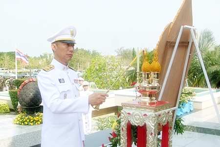 Gov. Khomsan Ekachai lights candles and incense at the alter to remember HM King Naresuan. 