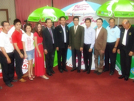 A group of tourism-related businesses have donated thousands of beach benches and umbrellas to Pattaya. 