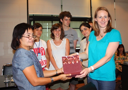 Cassidy Johnson PhD (right), lecturer at the University College London presents a souvenir to Nanthanapas Khaengkhan, president of the Ban Munkhong Ban Nernrodfai, as a token of gratitude.