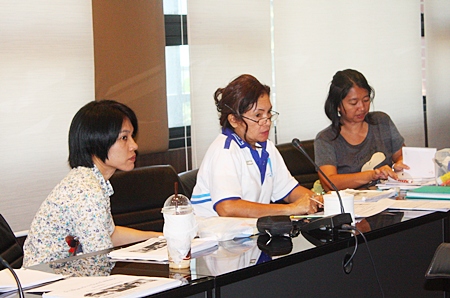 Nanthanapas Khaengkhun (center), president of the Ban Munkhong Ban Nernrodfai community, is leading efforts to create a low-income housing plan for residents of her community. 