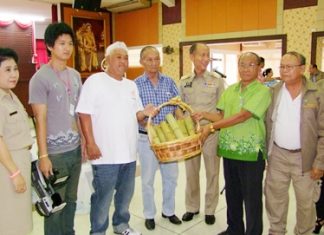 Udon Thani representatives visit Chonburi Gov. Khomsan Ekachai (4th right) to learn some tips on how to increase tourism to their area.